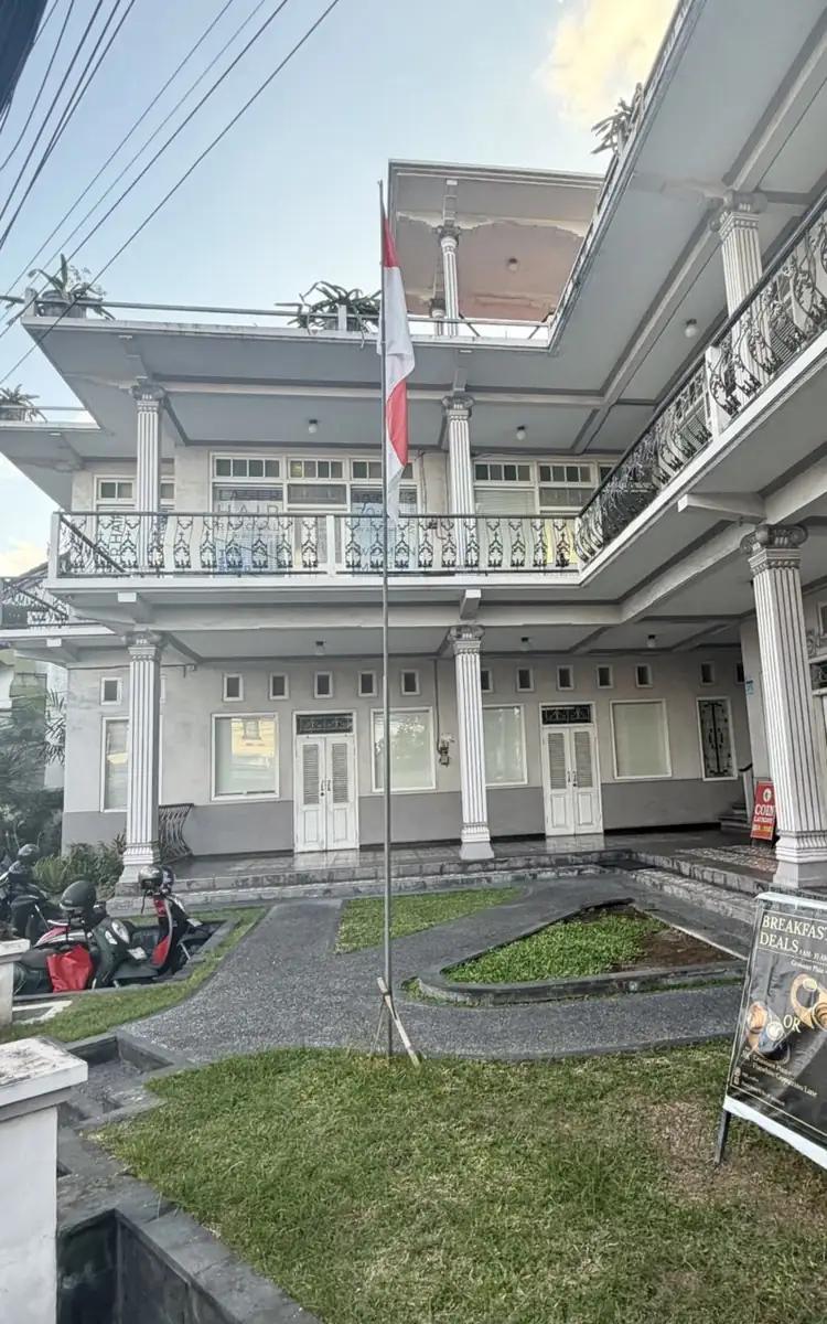 Entrance to “Complex Kunti” on Jalan Kunti II — The Silk Road is on the 2nd floor