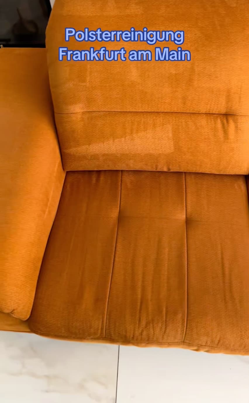Orangefarbenes Samtsofa wird schonend gereinigt