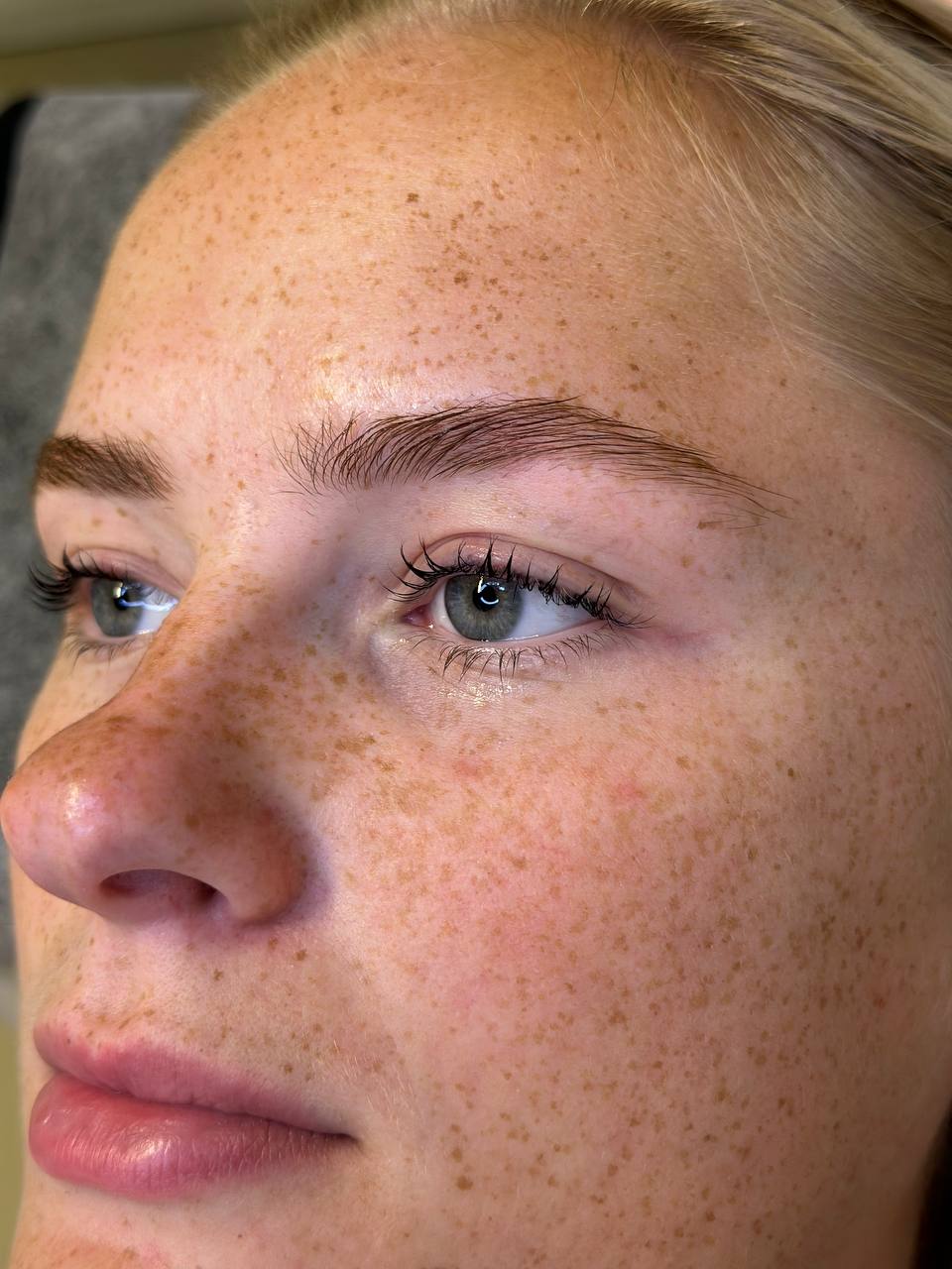 Vippe- og brynbehandling hos Kristina