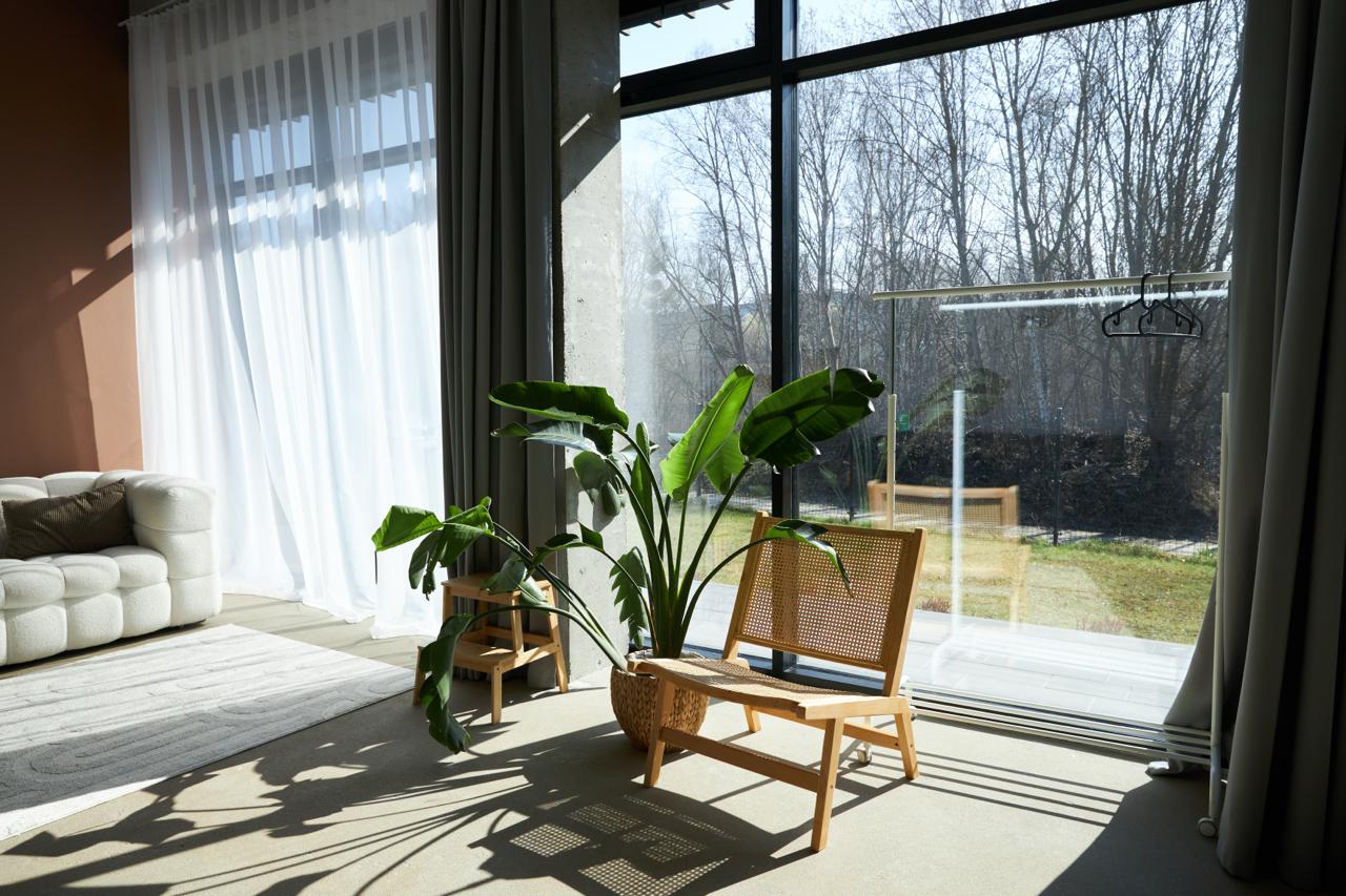 Cyklorama w studiu KARIROOM Gdańsk — biała bezcieniowa ściana do sesji