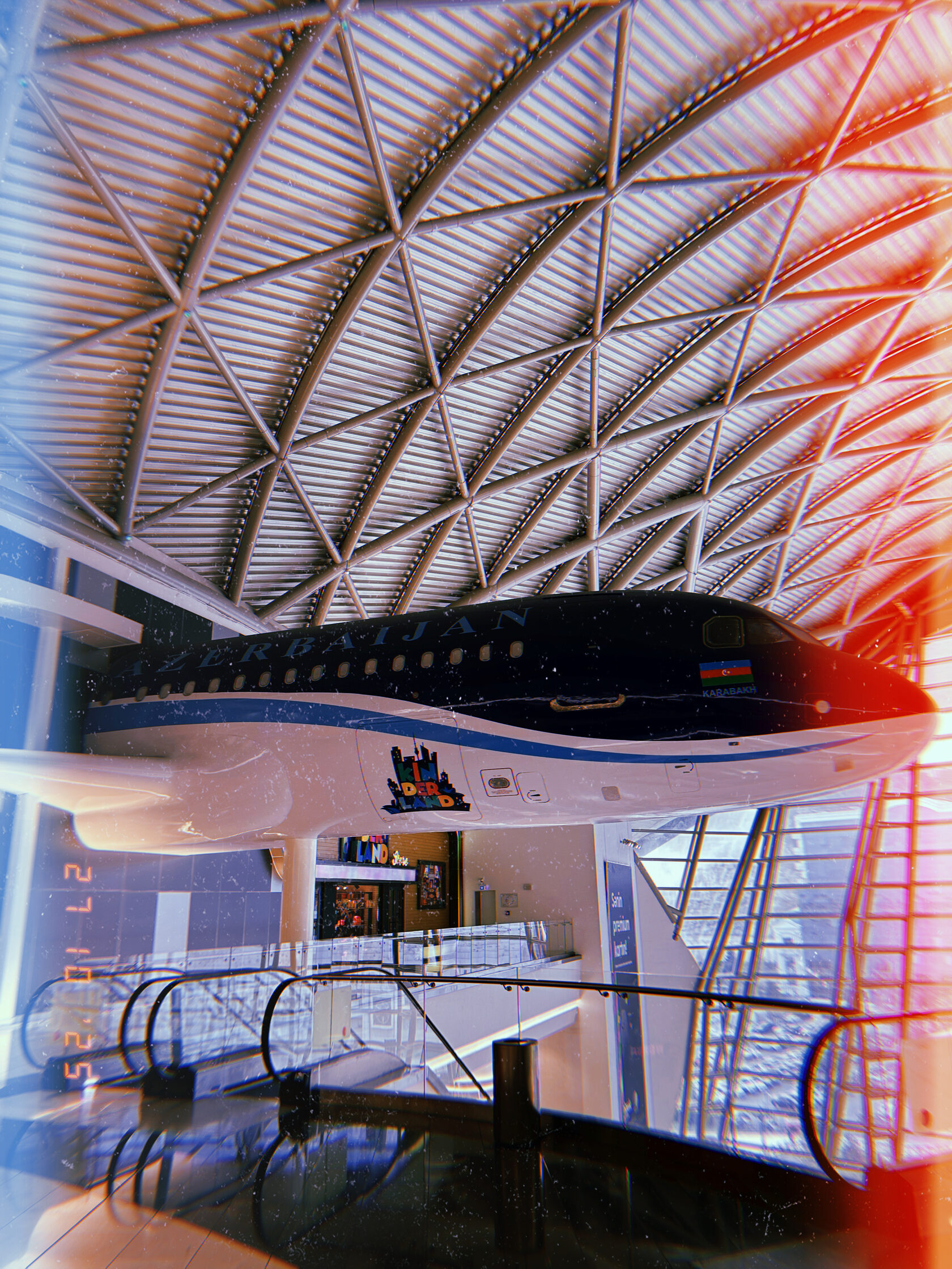 Макет самолёта Azerbaijan Airlines под металлической крышей торгового центра в Баку