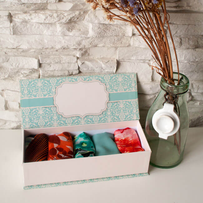 Дамски шалове 5 броя, изработени от шифон и в комплект с красива кутия, подходящи за подарък на жени