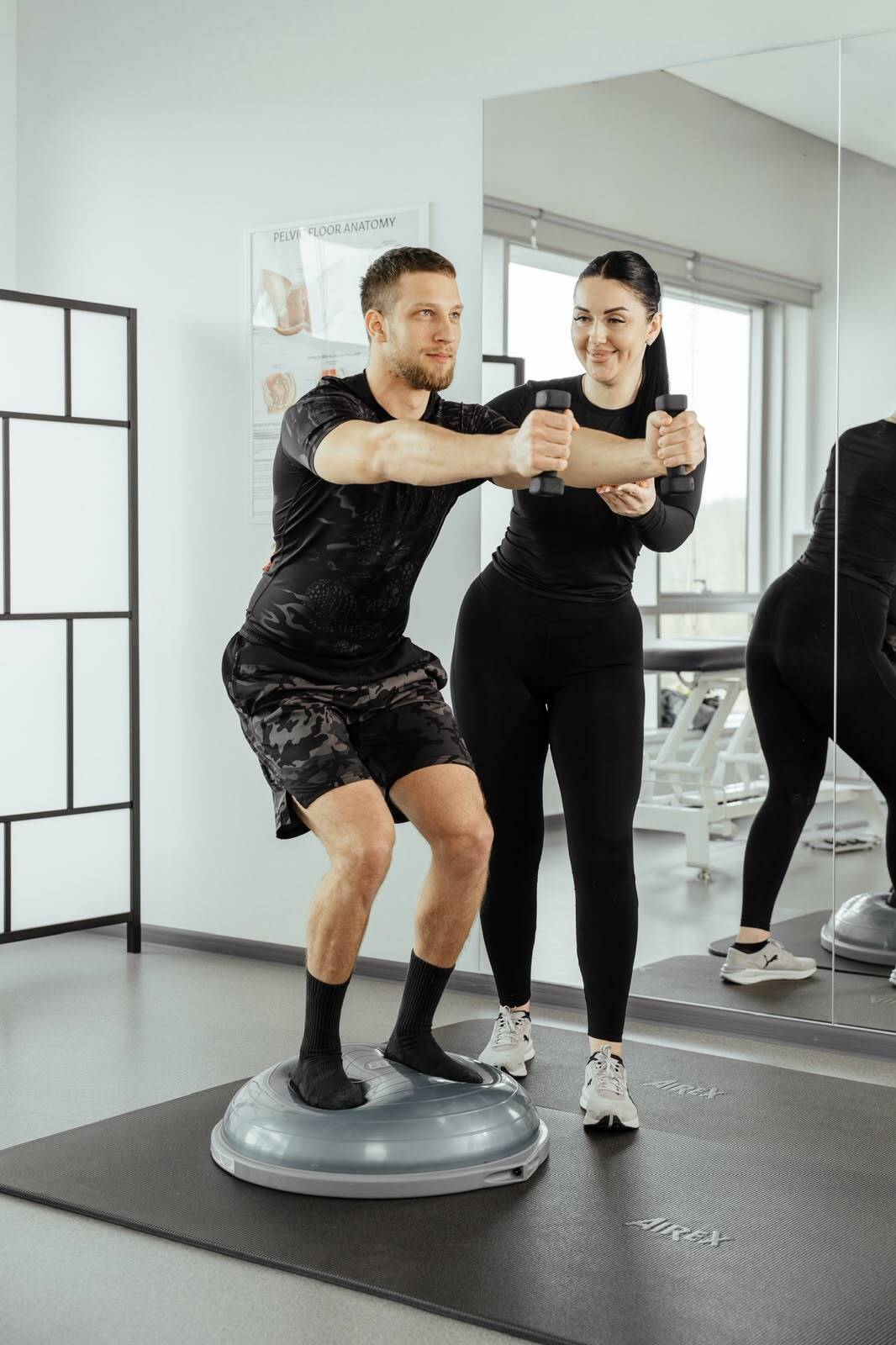 Fizioterapeite vada līdzsvara vingrinājumu individuālas nodarbības laikā