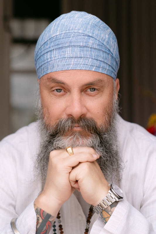 Jugat&nbsp;Guru, portrait with hands together
