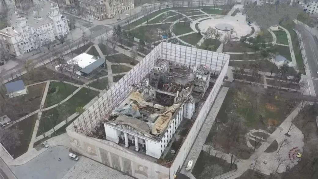 Росія урочисто відкриває драмтеатр в Маріуполі, де вбила сотні людей
