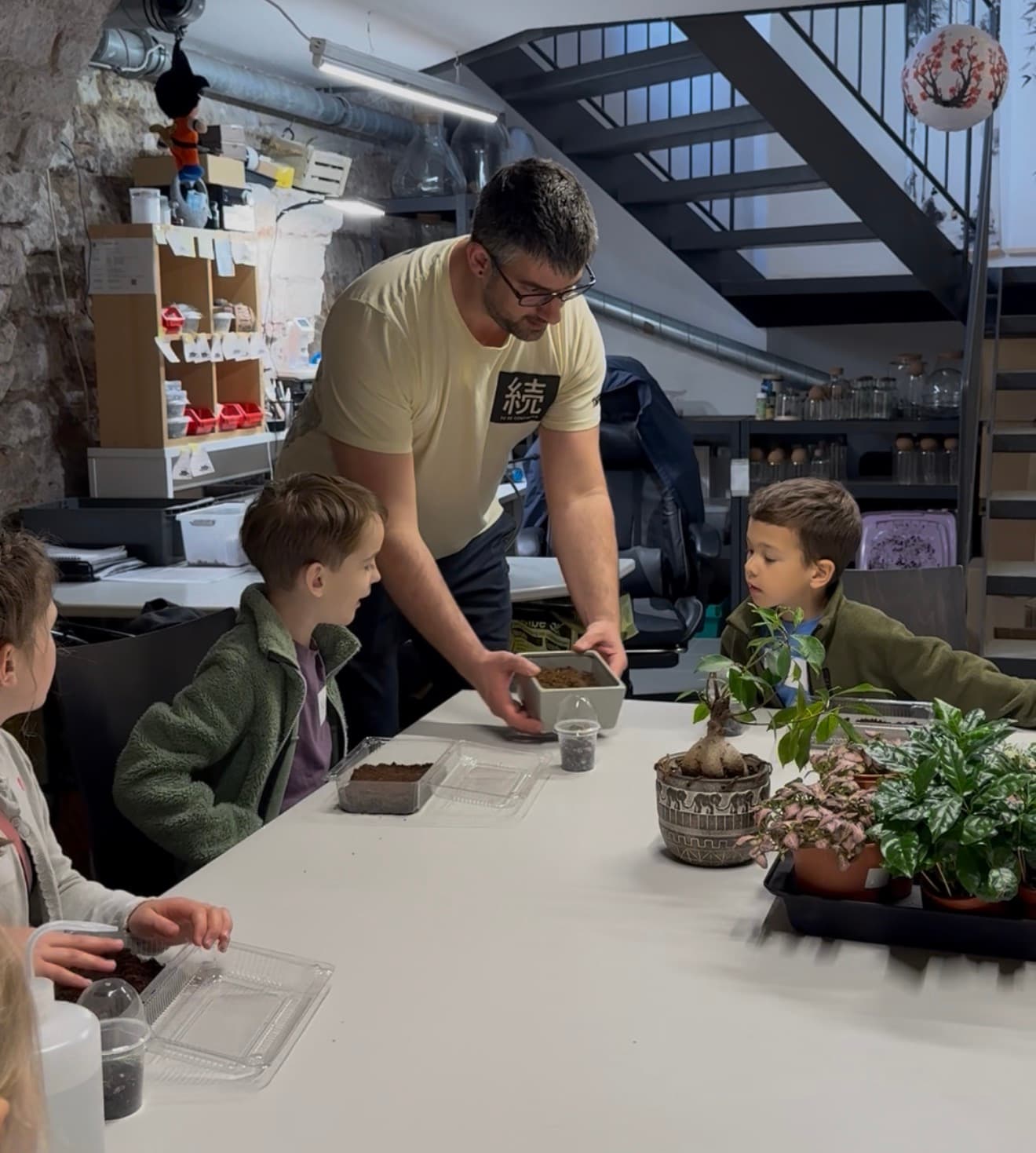 Kinder setzen Steine und Farne in ein gemeinsames Biotop – kreativer Kindergeburtstag bei IZSO NaturArt in Lahr