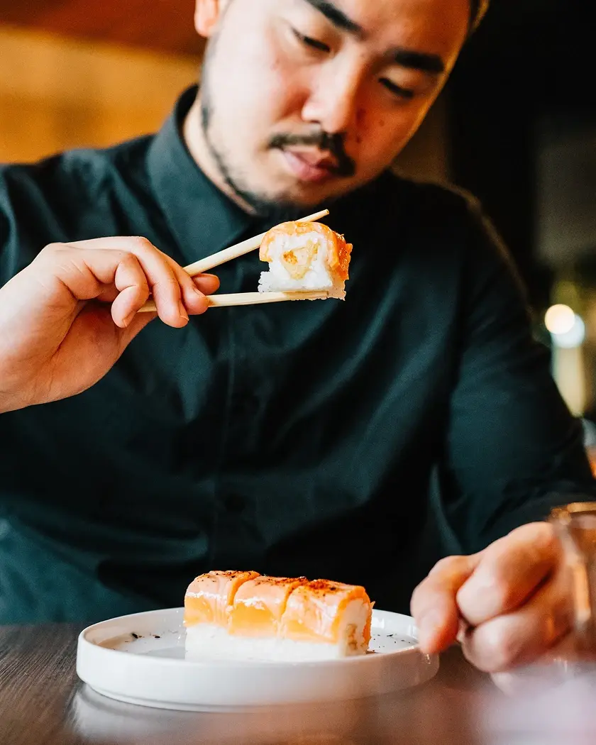 uomo mangia il sushi uramaki