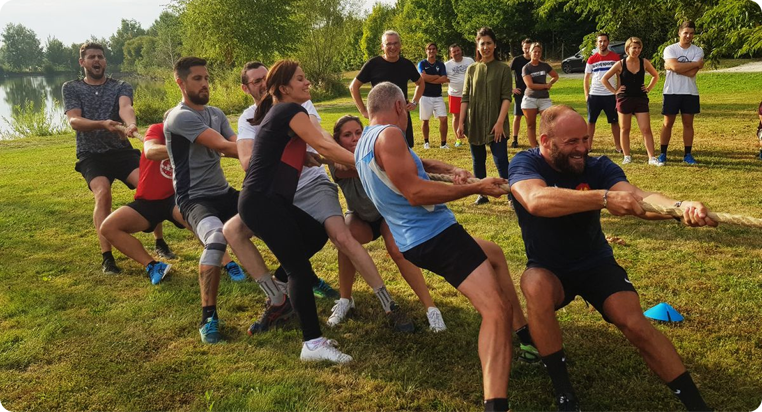 Zanimljiv sportski timbilding i korporativno takmičenje u prirodi. Učesnici u udobnoj sportskoj opremi su ujedinjeni zajedničkim ciljem-da prevuku kanat, što savršeno pokazuje timski duh, interakciju i zdravo suparništvo u kolektivu.