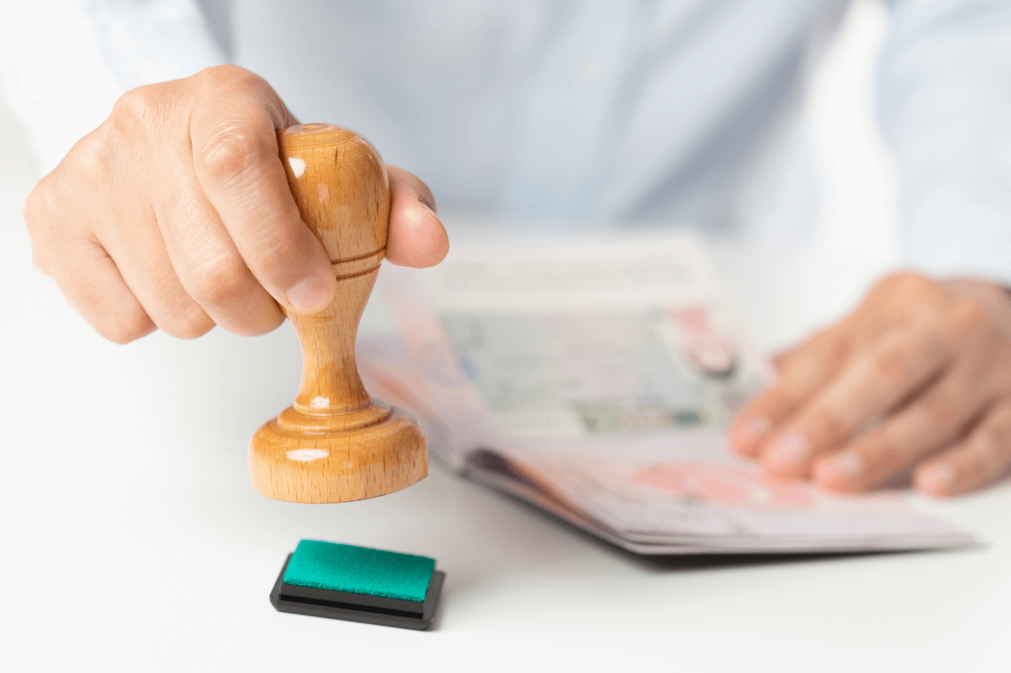 Сегодня мы расскажем про гербовые марки, которые используются в Чехии для оплаты пошлин в целом ряде государственных учреждений, например, при продлении визы/ВНЖ/ПМЖ