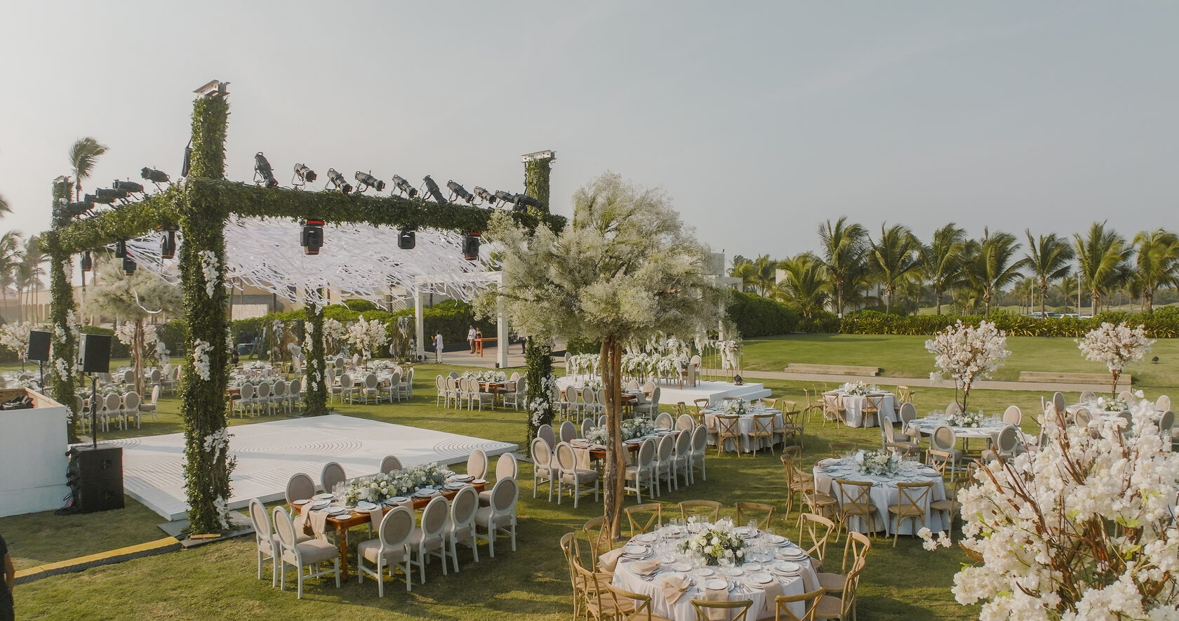 Polina Diorditsa tocando violín en una boda en Acapulco