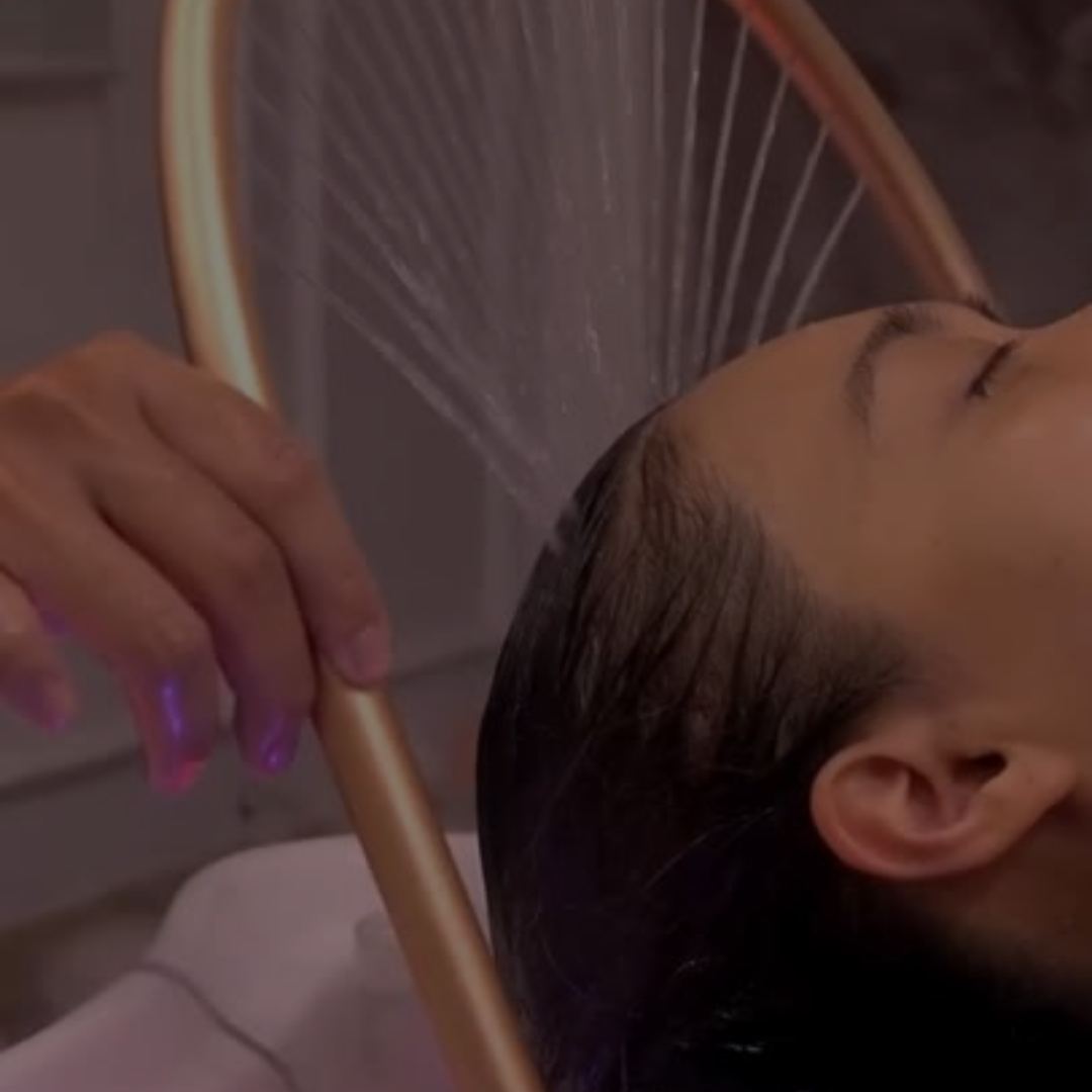 Head Spa à Metz : cliente allongée, arche d'eau et jets d'eau sur les cheveux et le cuir chevelu chez Jenaly Institut Bien-Être
