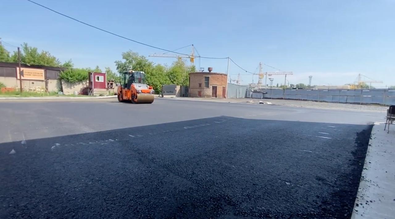 Полагане на асфалтова настилка при асфалтиране на паркинг