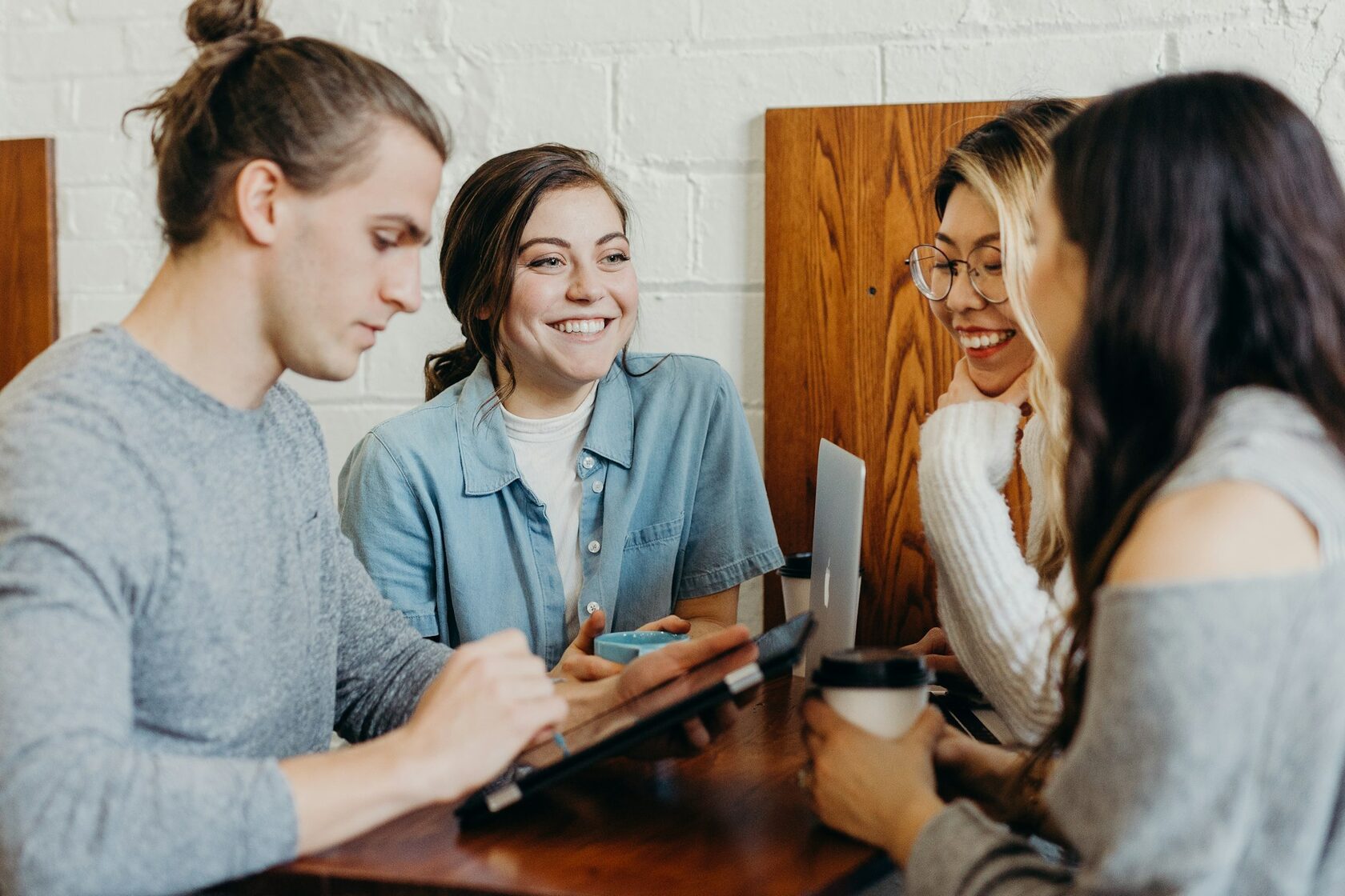Jóvenes colaborando en una discusión en grupo
