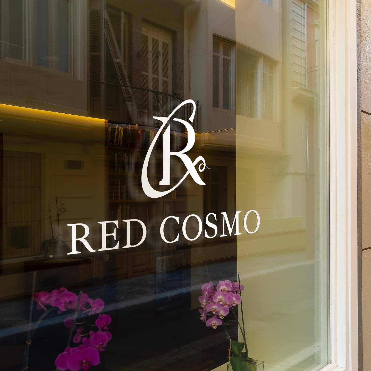 Логотип Red Cosmo на вітрині косметологічного кабінету
