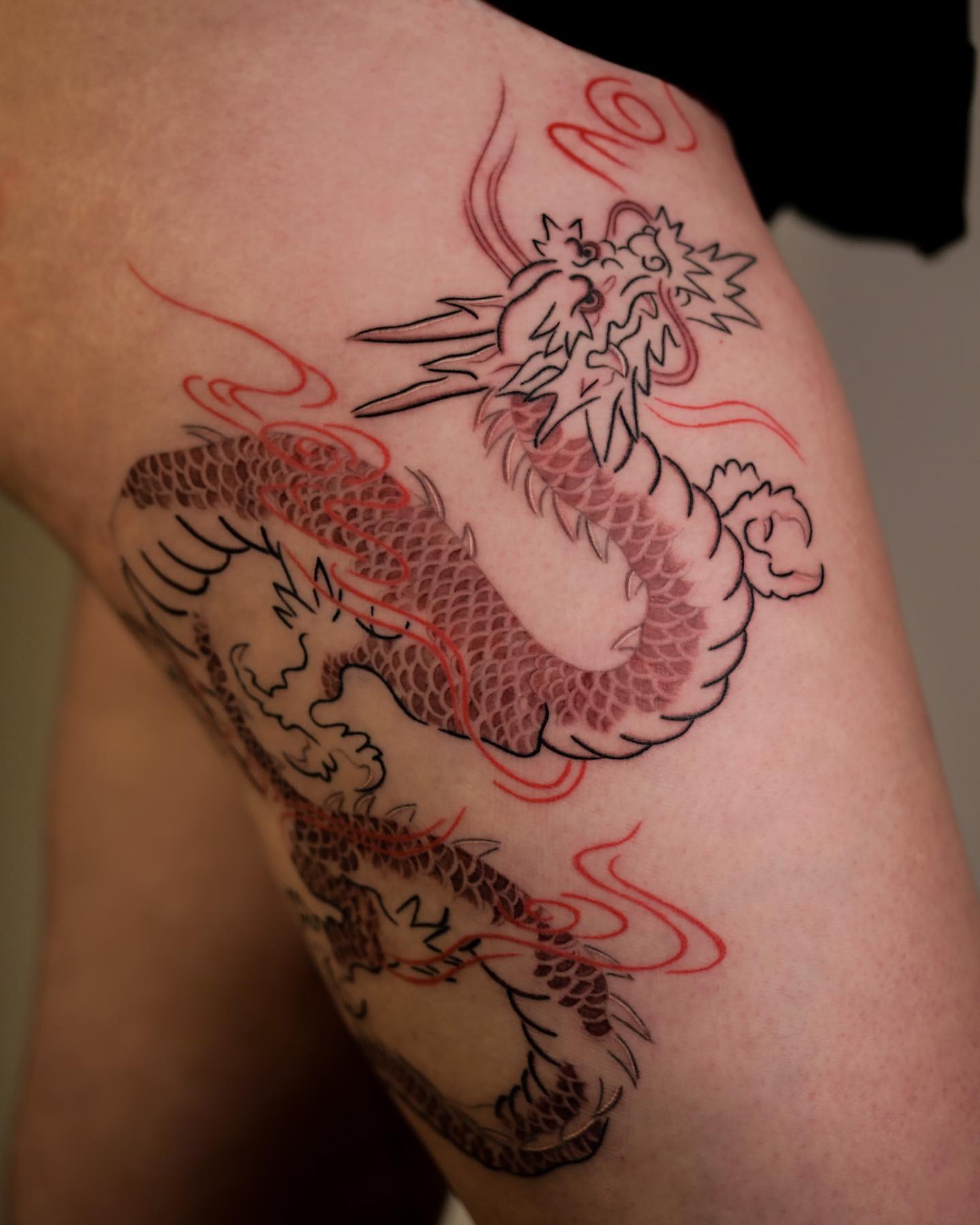 Drache in Rot und Schwarz — Tattoo von Anna (@a_graphic_ink).