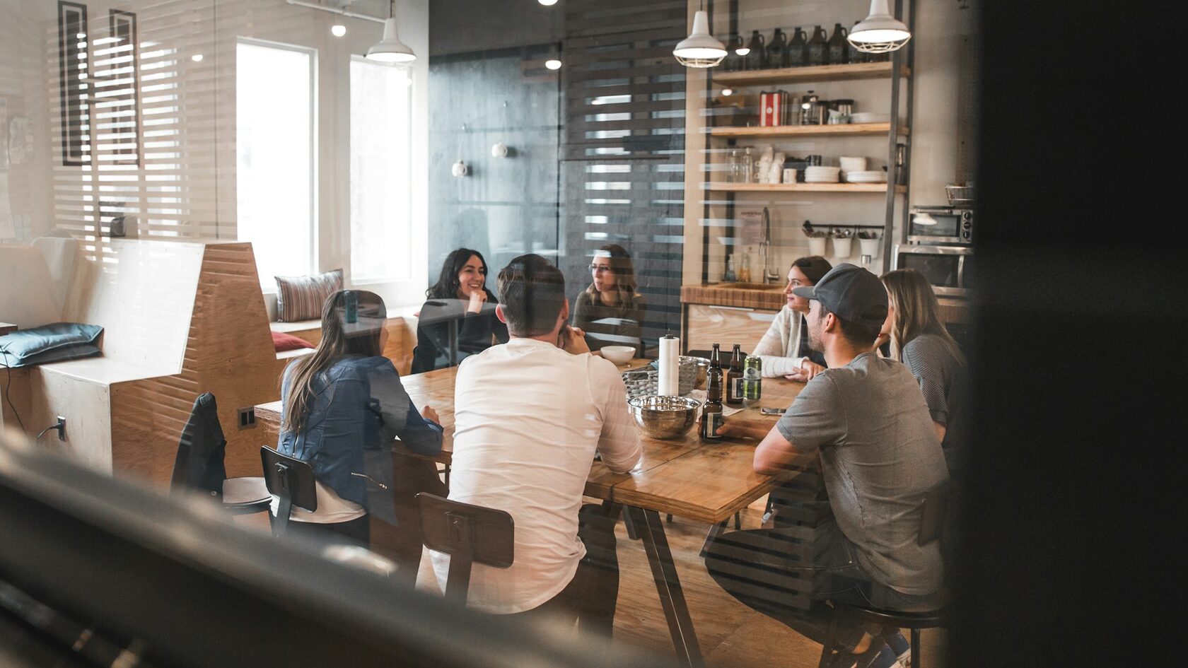 Equipo reducido analizando estrategia de negocio