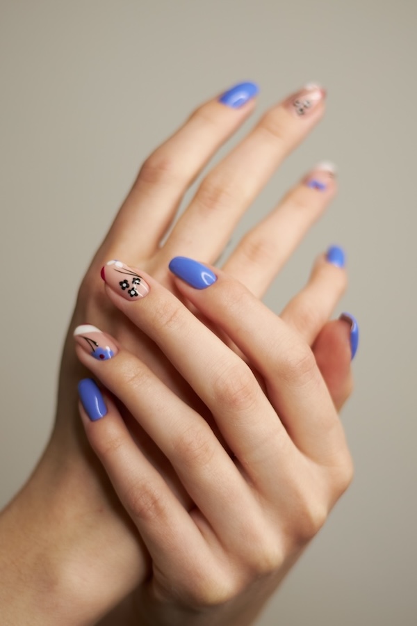 Gel-lak v modrém odstínu na nehtech, manikúra v salonu Nail House v Praze