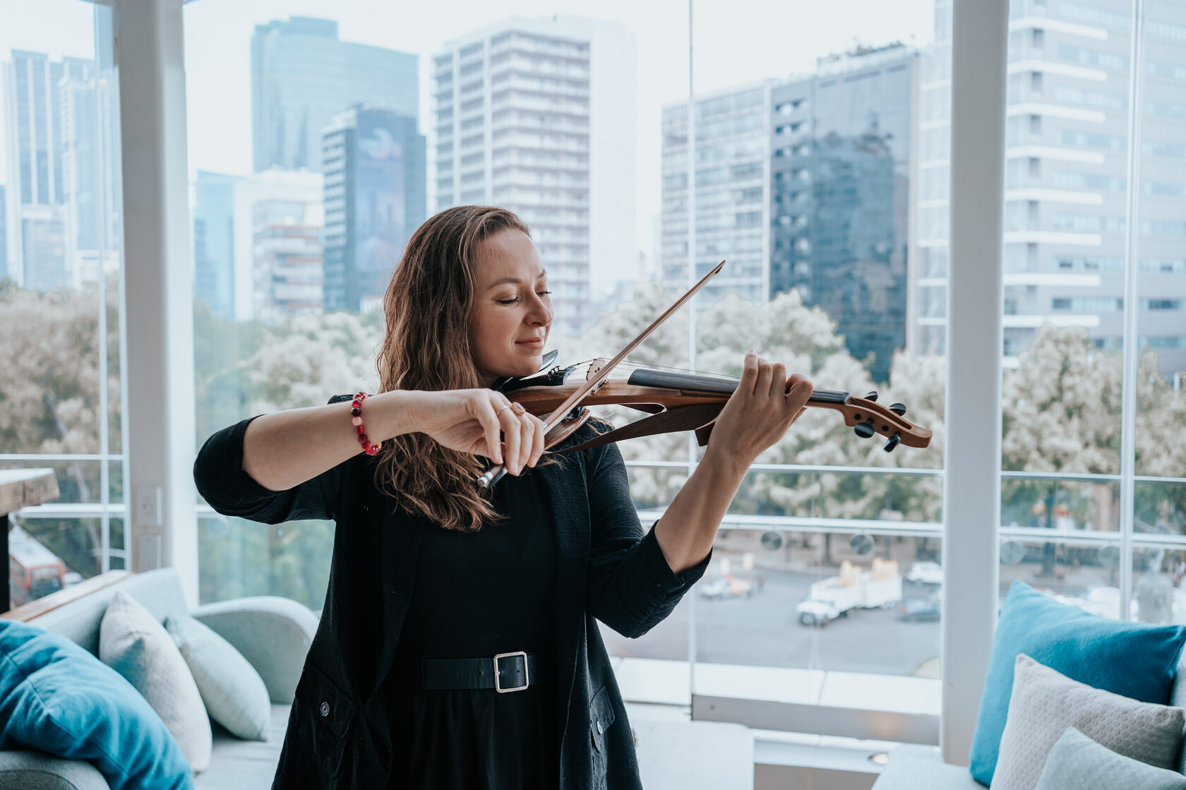 Polina performing live violin at a corporate event in Mexico City