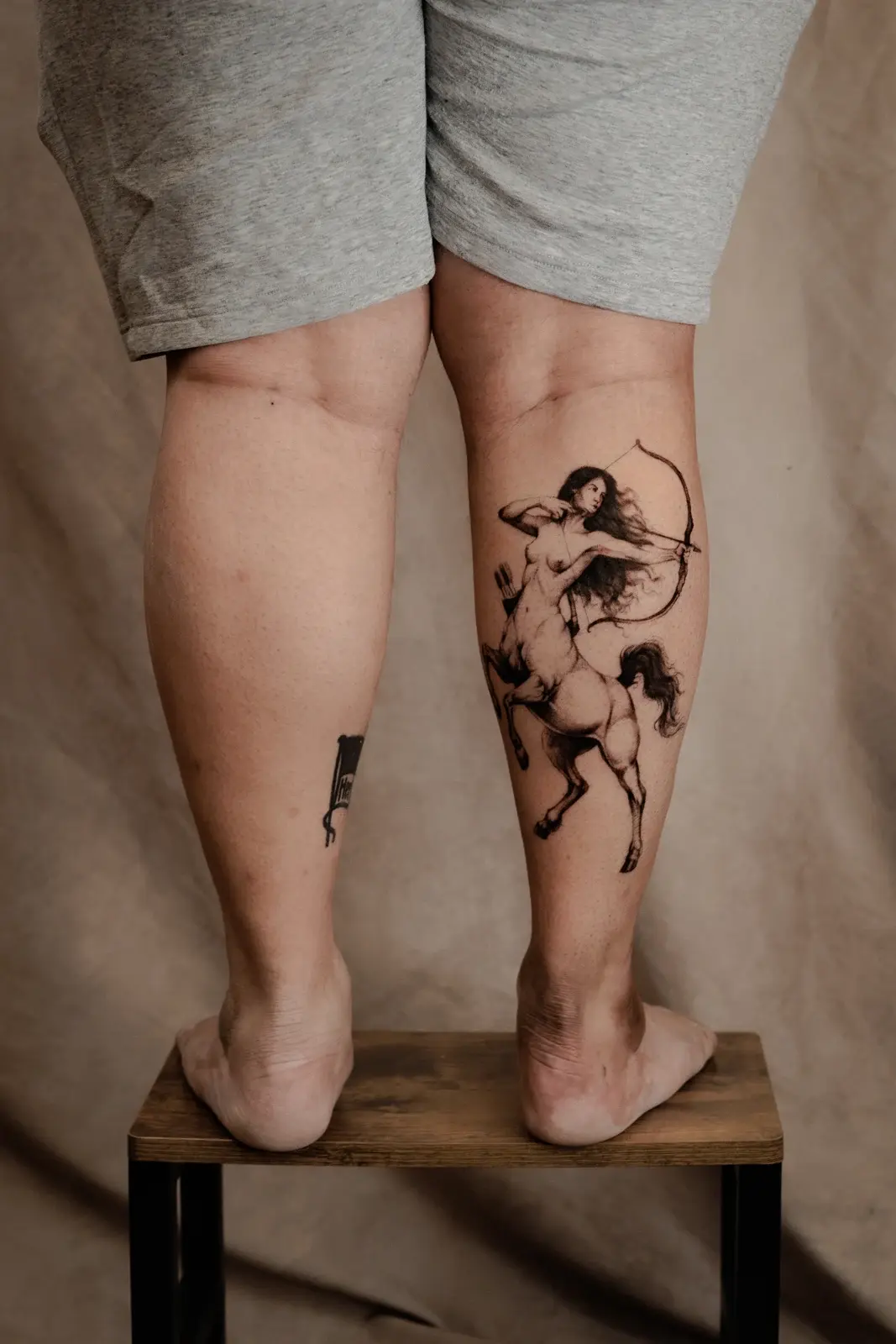 Figuratives Blackwork an der Wade — Nikol