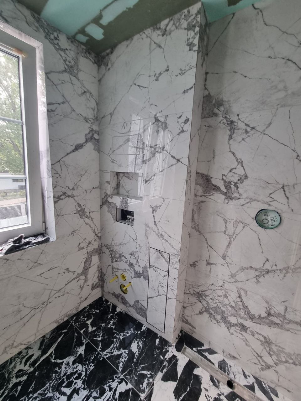 Elegantes Badezimmer mit hochwertiger Natursteinverkleidung