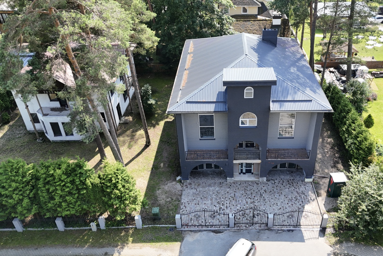 Aerial front view of the current guesthouse and its plot at Talsu šoseja 19 in Jūrmala