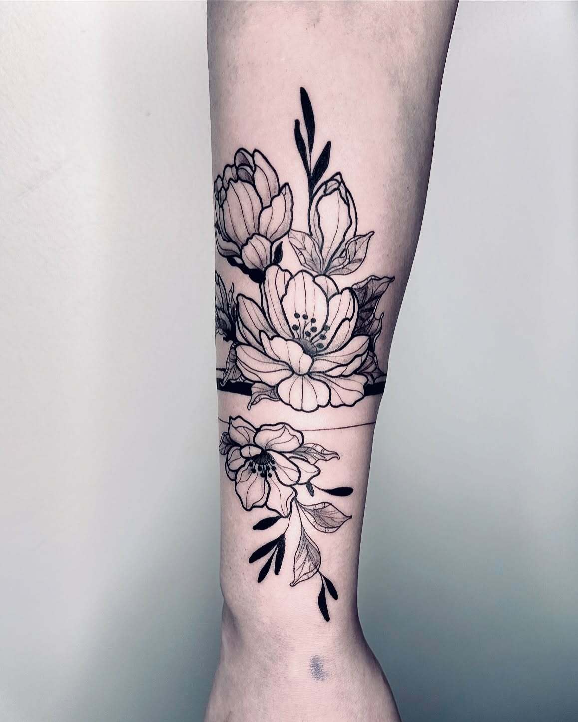 Grafische Blüte am Unterarm — Tattoo von Pascal (@beelzeboo.tattoo).