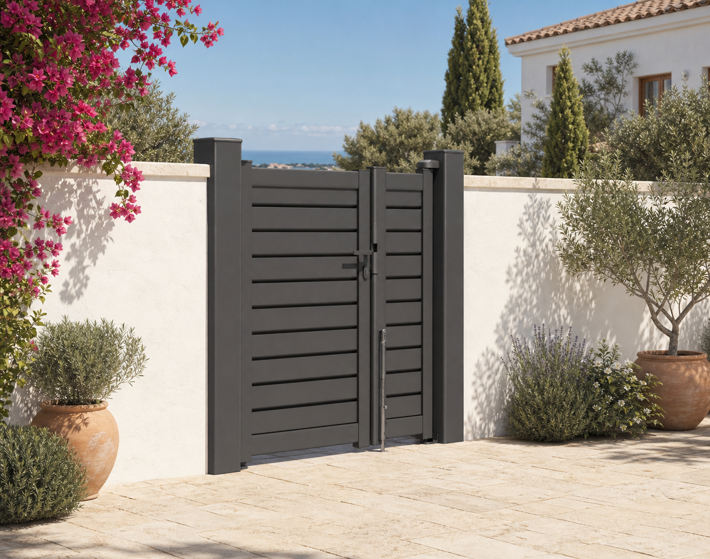 Puerta peatonal de aluminio Litenn de Kostum con lamas persianadas, instalada en la Costa del Sol