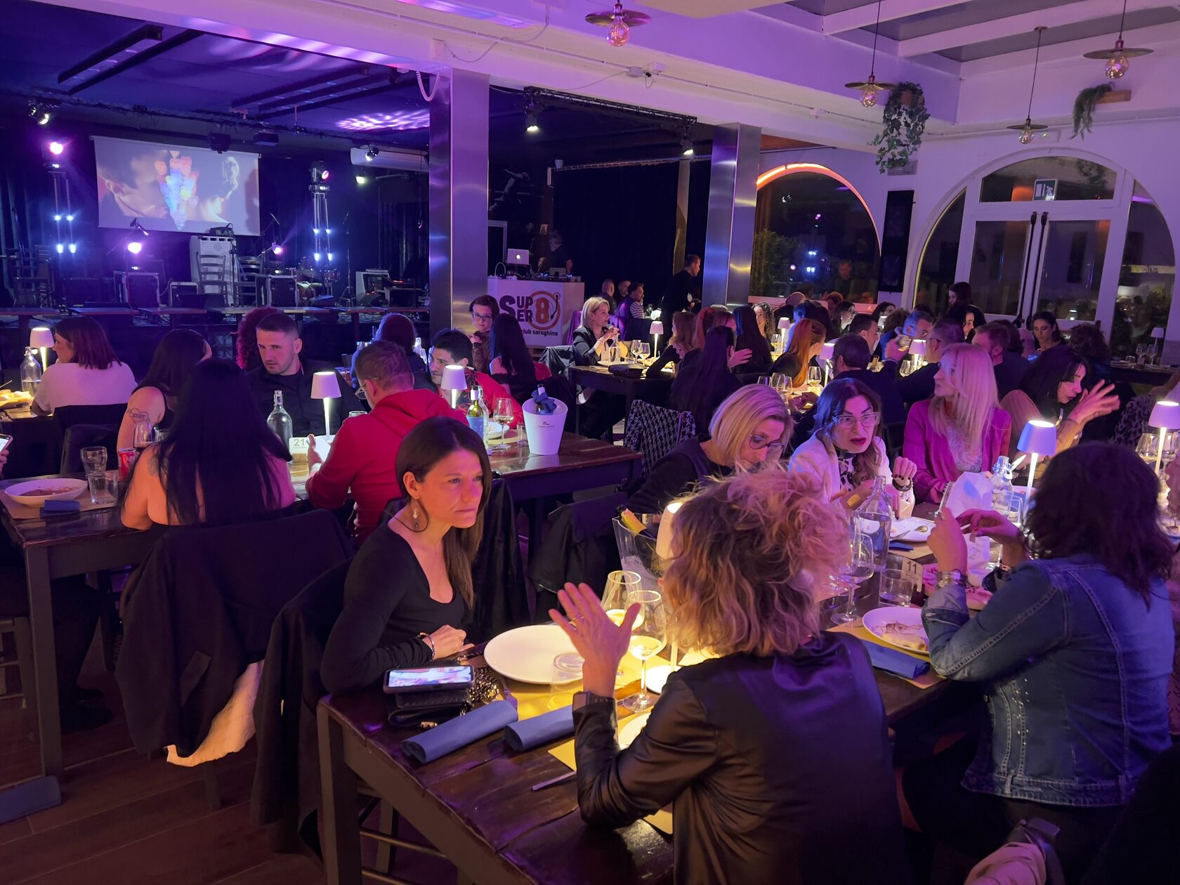 Jazzamore - Interno del ristorante con evento dal vivo