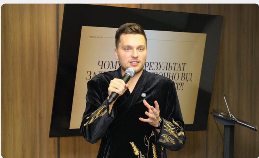 Дмитро Шевчук виступає на офлайн-заході