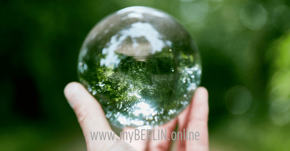 База знаний myBERLIN.online подсказывает, где искать языковые курсы, как подтвердить диплом, получить образование в Германии или найти первую работу. Это пошаговое руководство для вашего нового старта. Розділ знань допомагає знайти професійні курси, подати заявку на визнання кваліфікацій та почати будувати кар'єру в новій країні. Це практичний путівник для вашого розвитку в Німеччині. Die Plattform zeigt Wege zur beruflichen Anerkennung, Weiterbildung und Jobsuche. Sie unterstützt Migranten dabei, in Deutschland Fuß zu fassen und neue Perspektiven zu entdecken.