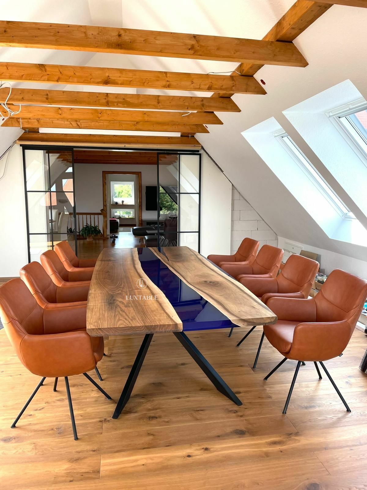 Tisch Monte Bianco aus massivem Nussbaum und transparentem Epoxidharz