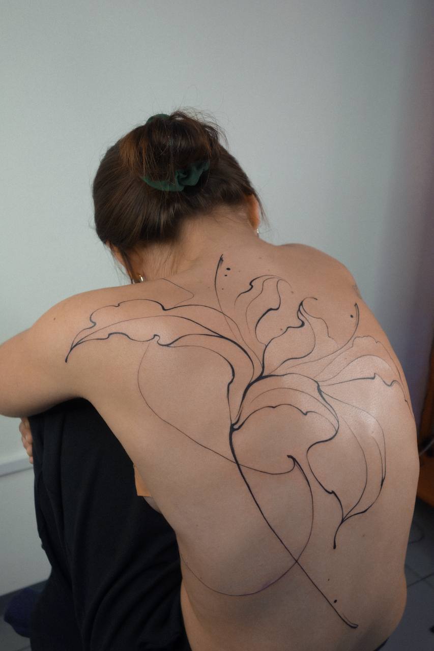 Abstrakt-botanischer Rücken — Tattoo von Zaitceva (@zaitceva.ana).