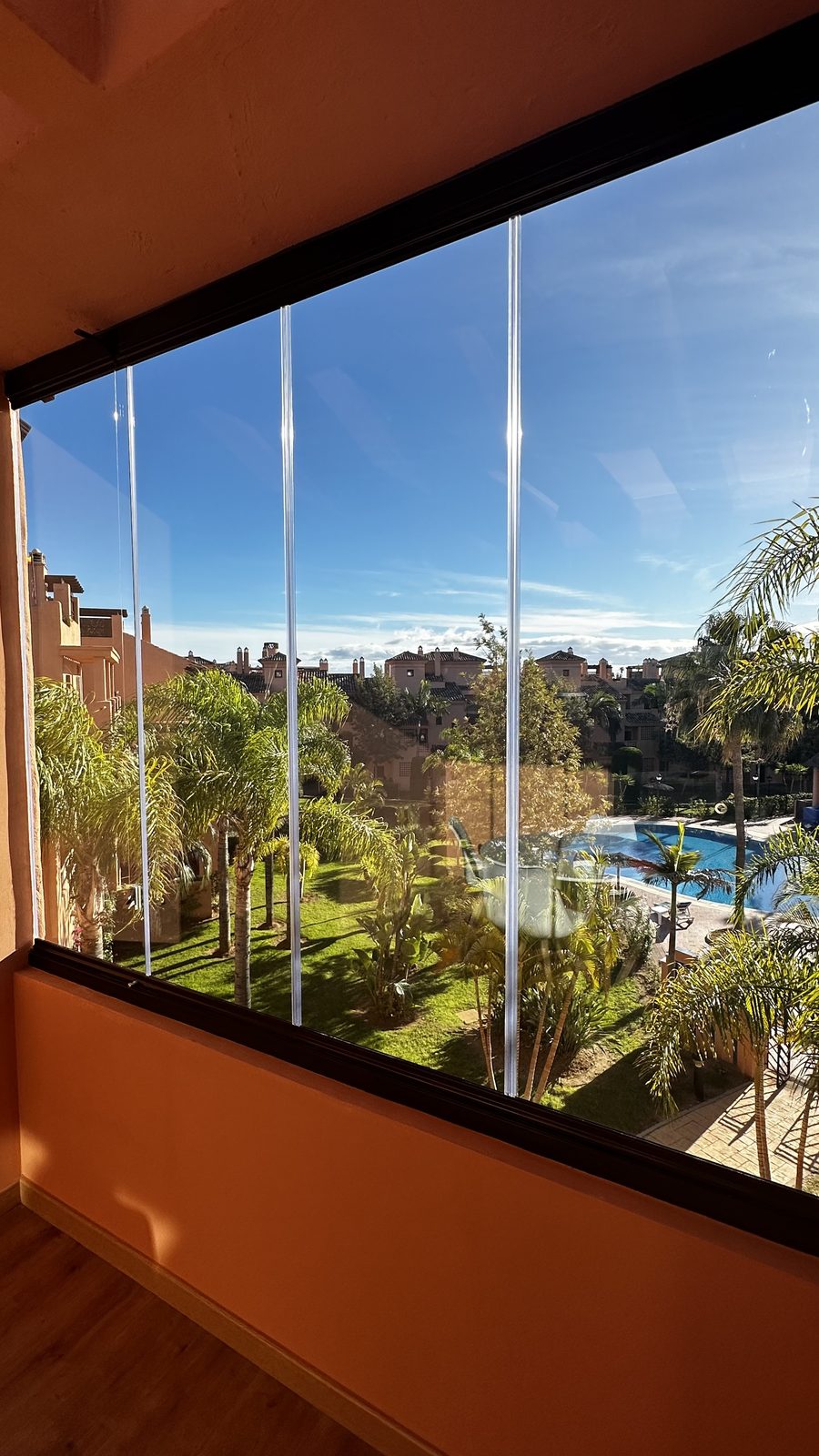 Acristalamiento panorámico sin marcos que conserva las vistas de la terraza