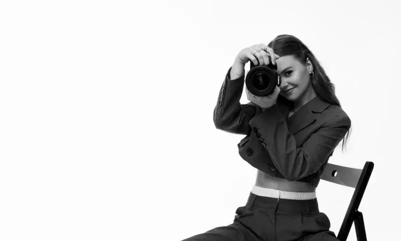 Karina Petkevich z aparatem w studio