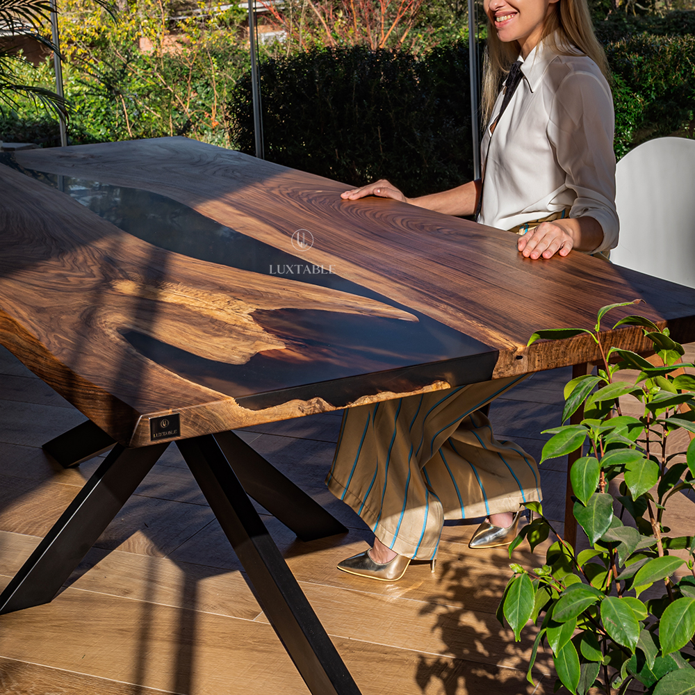 Tavolo Romano in legno di noce europeo e resina fumè semitrasparente satinata, Luxtable, tavoli in legno e resina ,Luxtable, tavoli in legno e resina