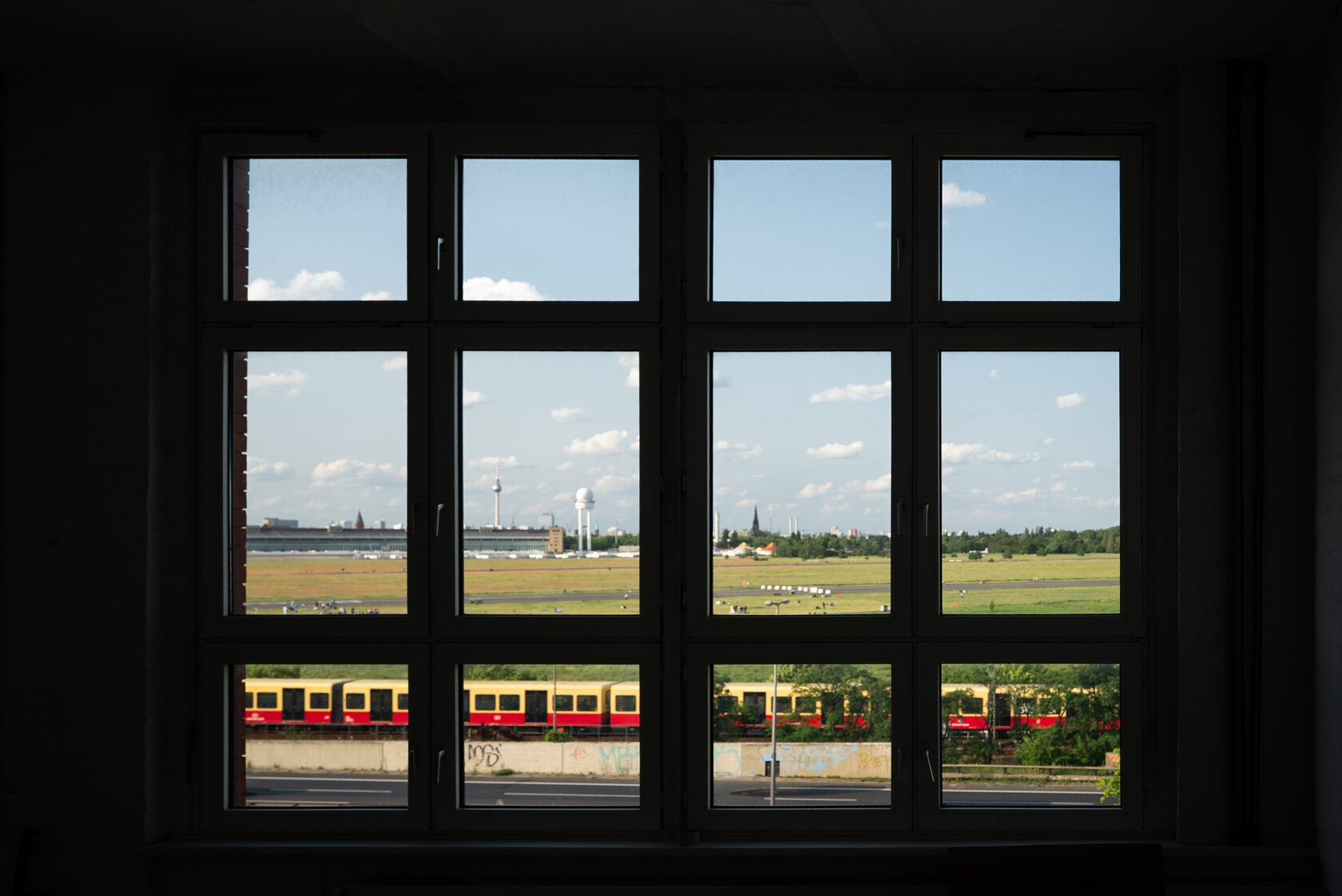 Fensterblick Richtung Tempelhofer Feld / S-Bahn
