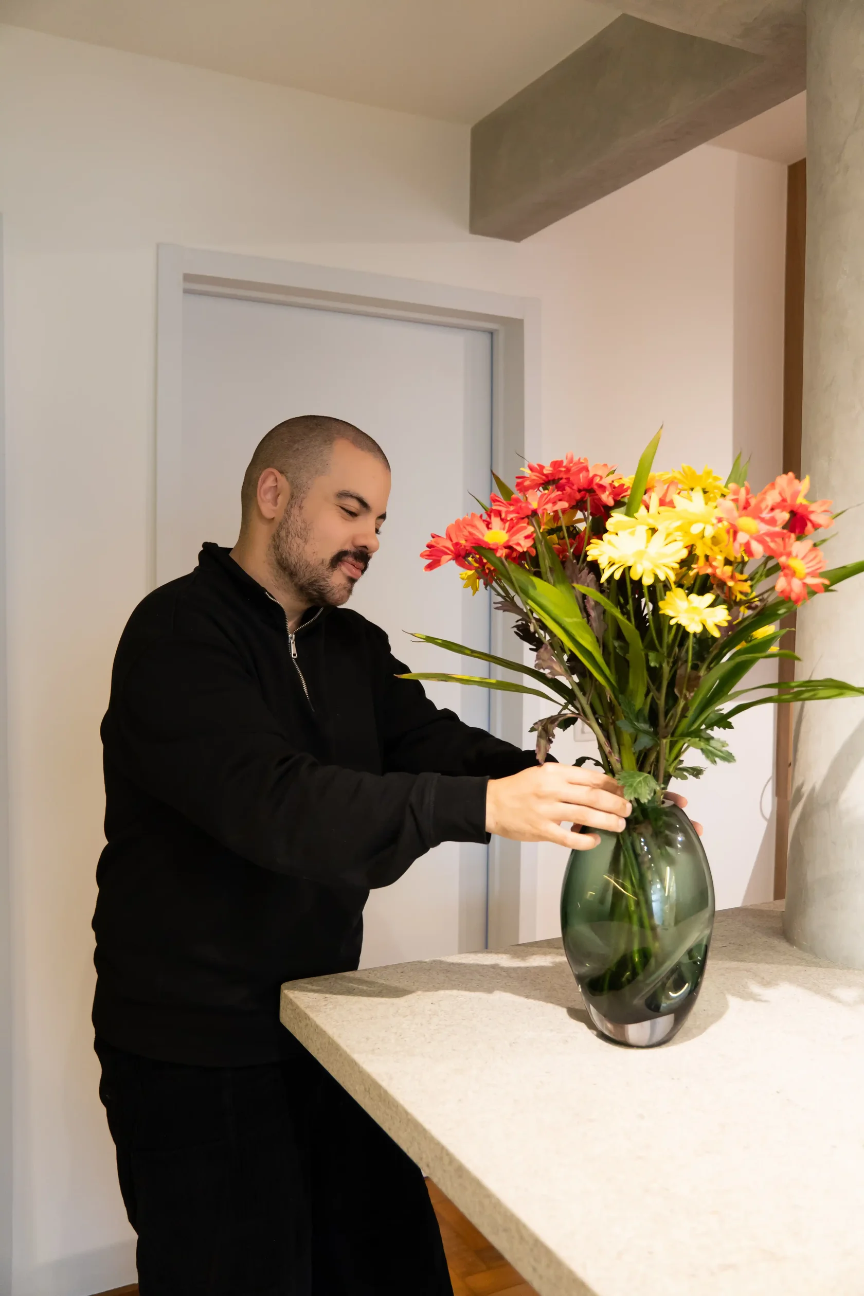 Conversa entre arquiteto e cliente na cozinha de um apartamento entregue