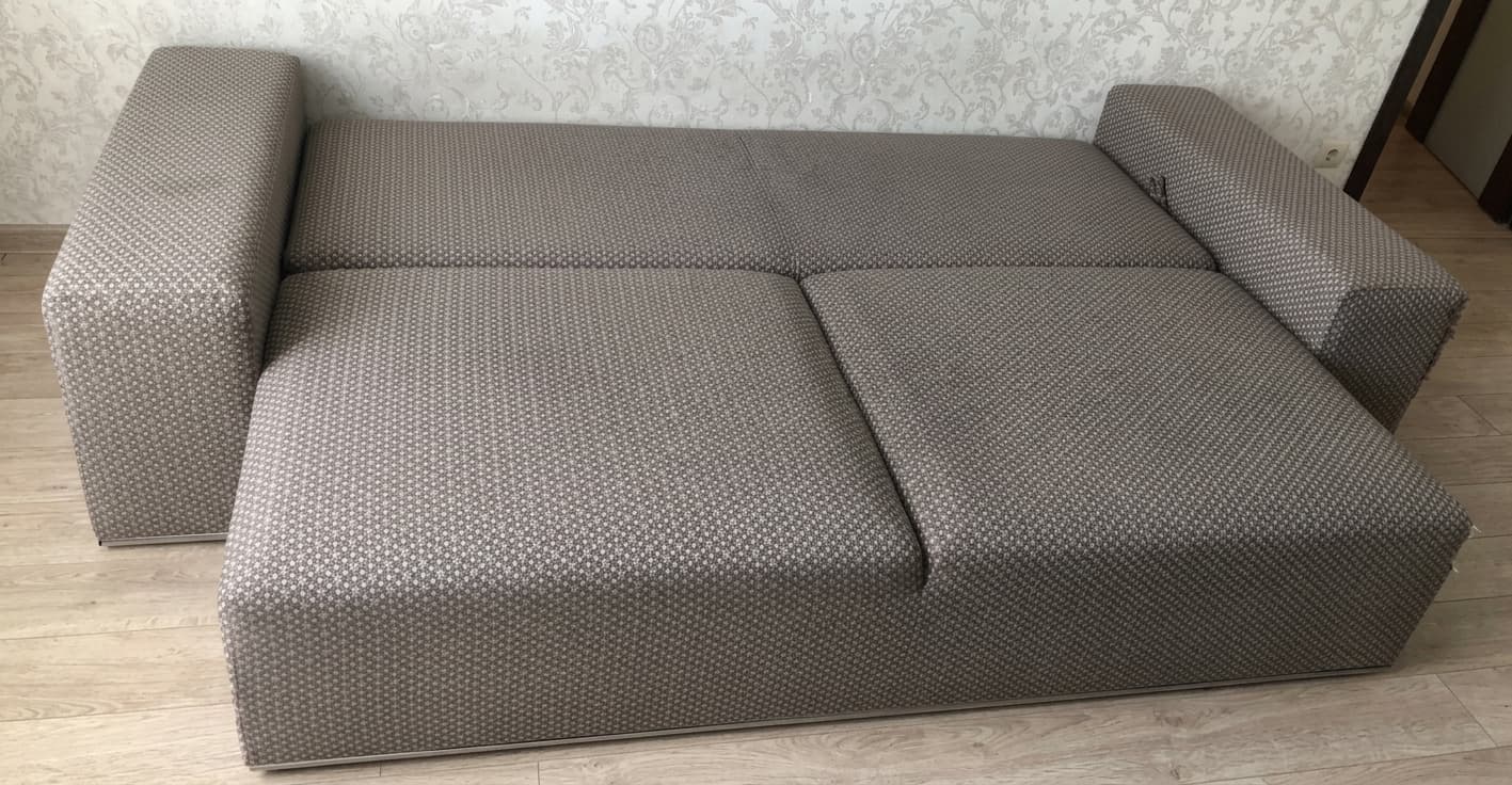 Dasselbe graue Sofa nach der Tiefenreinigung durch Shikardos Reinigung in Frankfurt &ndash; Hundehaare entfernt, der Stoff wirkt frisch und gleichm&auml;&szlig;ig. Auch der Tiergeruch ist nach der Reinigung deutlich verschwunden, wie die Kundin in ihrer Bewertung schreibt.