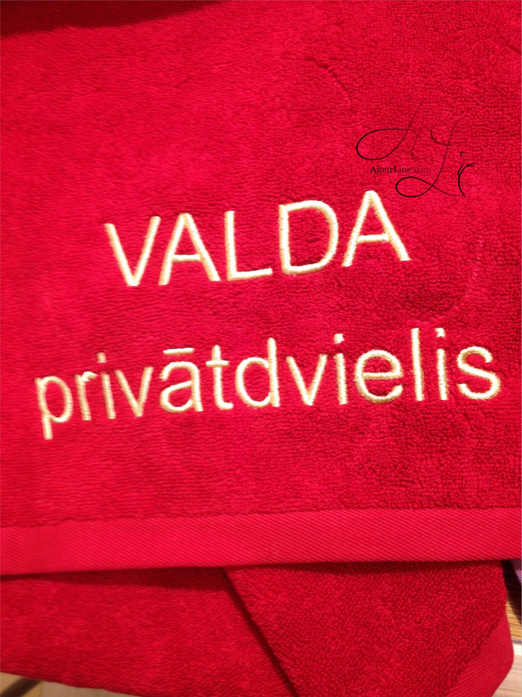 personalizēta dvieļa dāvana — praktiska un pārdomāta dāvana ar individuālu izšuvumu, kas ir lieliski piemērota ikdienas lietošanai vai īpašiem gadījumiem. Roku darbs Rīgā, Latvijā. Piegāde visā pasaulē.