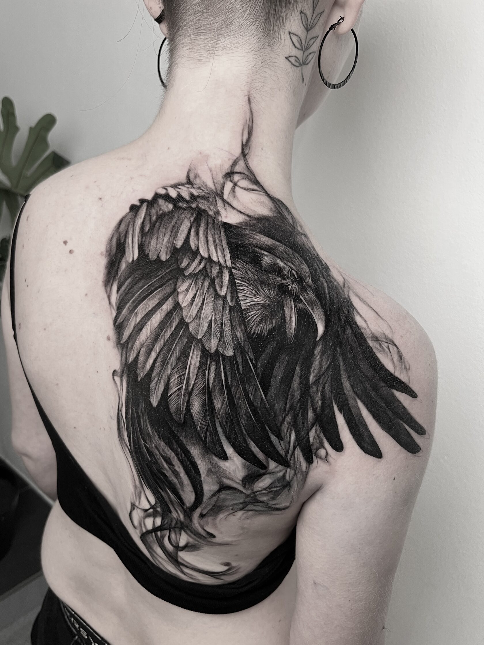 Großflächiges Black-and-Grey-Cover-Up mit Rabe über Schulterblatt und Rücken
