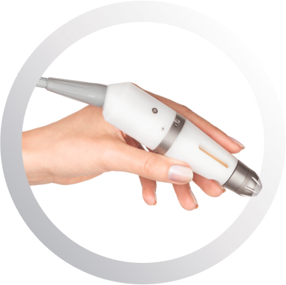 Давление кислорода ﻿Dermadrop TDA™ захватывает кислород из окружающего воздуха, подвергает глубокой очистке, а затем подает на кожу очищенный медицинский кислород под высоким давлением. Активные вещества достигают дермы без повреждения кожи.