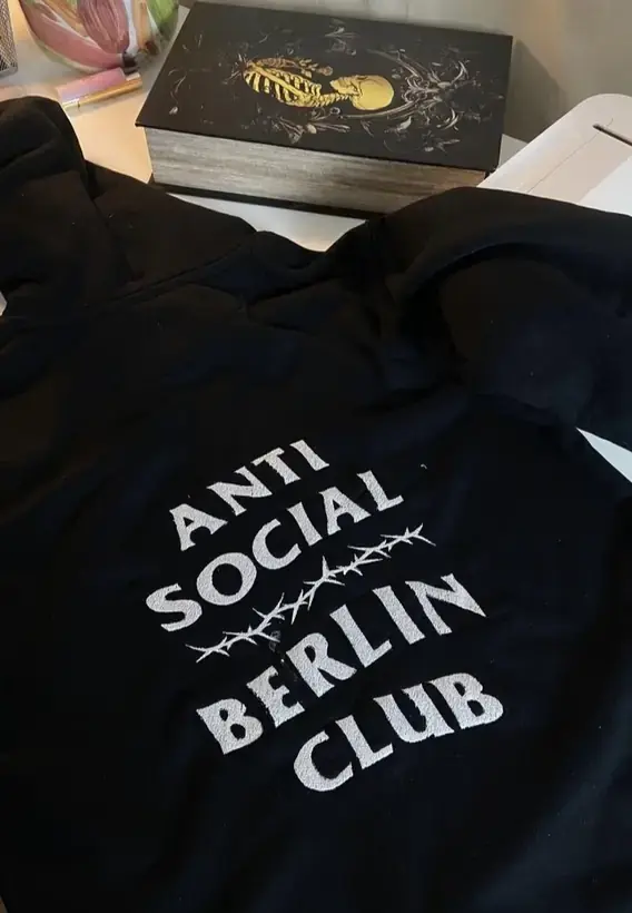 Машинная вышивка KUKUIST — худи Anti Social Berlin Club