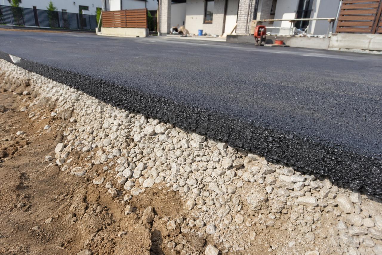 Асфалтов пласт, минерална основа и земен пласт в открит ръб на настилка