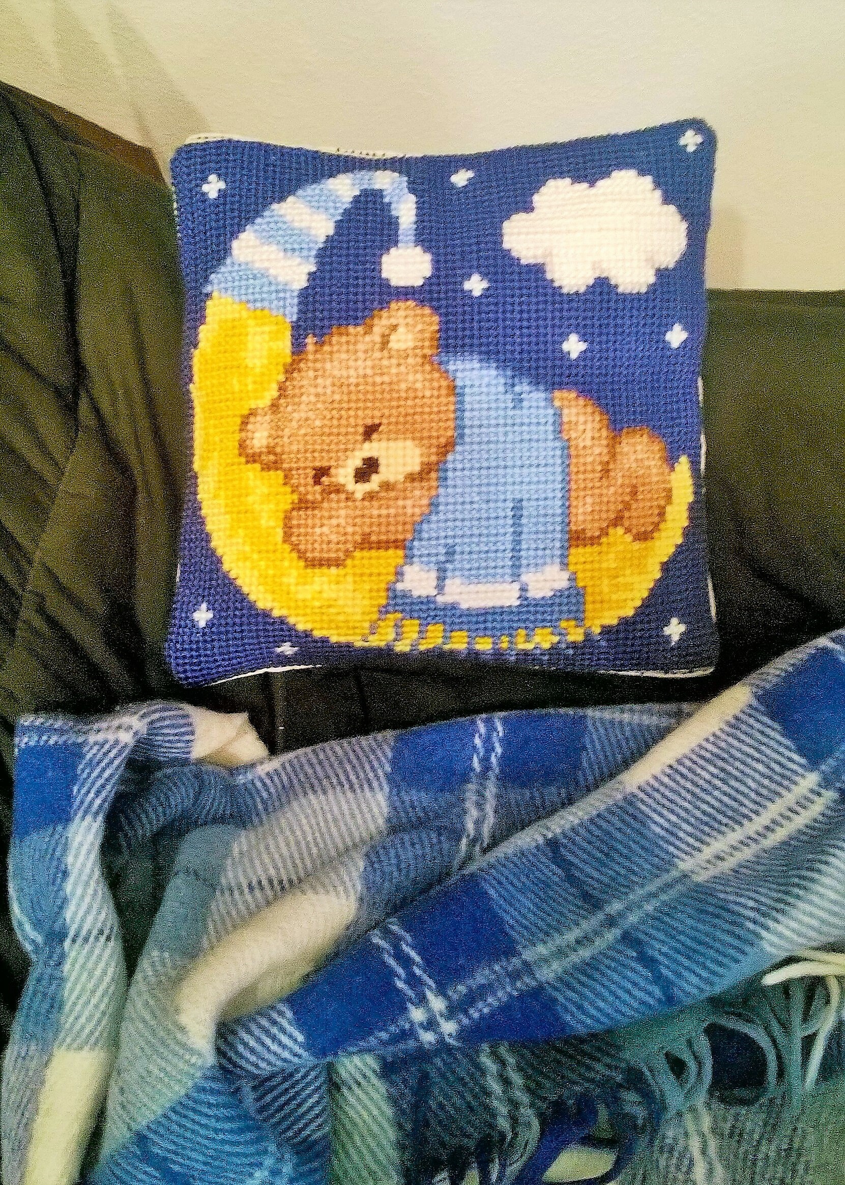 Мишка Тедди вышивка подушка ручная работа подарок мальчику декор детской
