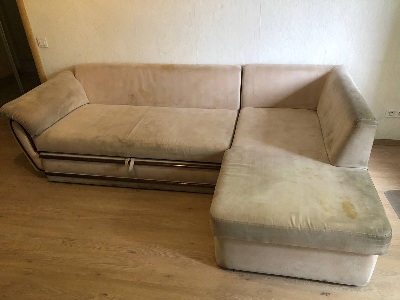 Ecksofa – Tiefenreinigung – vor der Polsterreinigung in Frankfurt