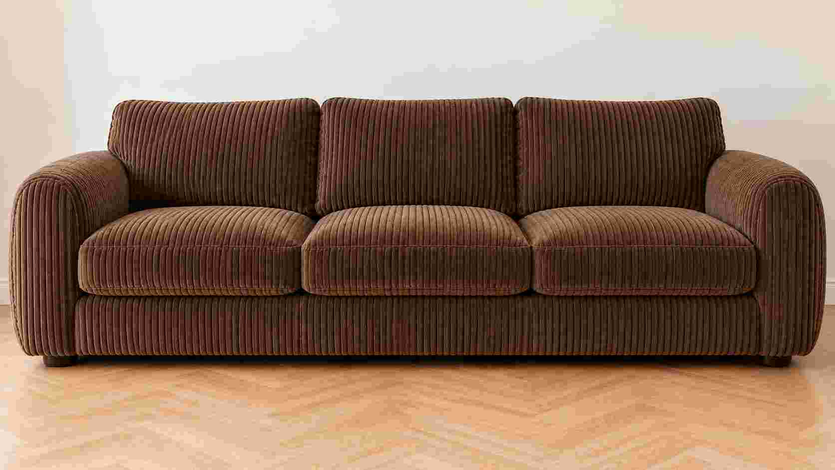 Symbolbild: dasselbe Cordsofa nach der Reinigung, mit sauberen Rillen und gleichm&auml;&szlig;igen Rippen ohne Streifen &ndash; so sieht das typische Ergebnis von Shikardos Reinigung in Frankfurt aus.