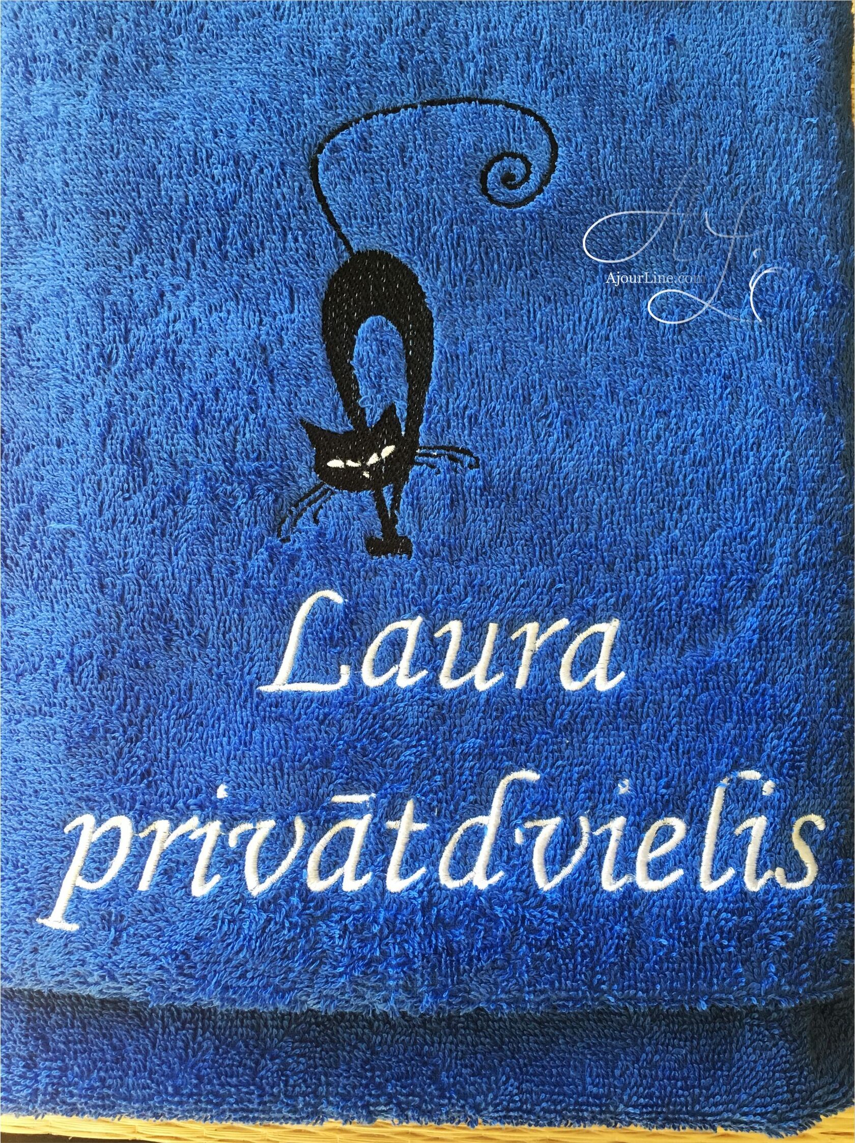 personalizēta dvieļa dāvana — praktiska un pārdomāta dāvana ar individuālu izšuvumu, kas ir lieliski piemērota ikdienas lietošanai vai īpašiem gadījumiem. Roku darbs Rīgā, Latvijā. Piegāde visā pasaulē.