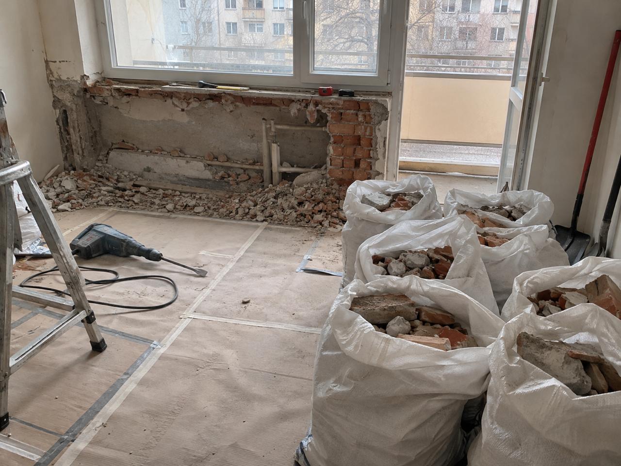 Защита на пода и събиране на отпадъците при демонтаж на подпрозорец