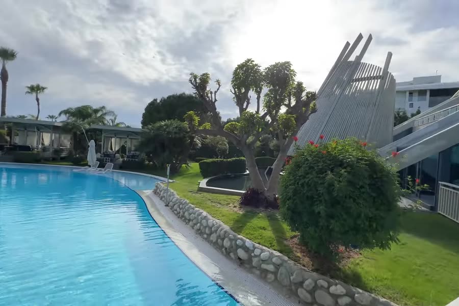 Басейн серед зелені — Susesi Luxury Resort