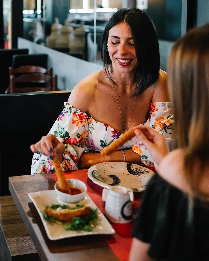 due ragazze mangiano il sushi